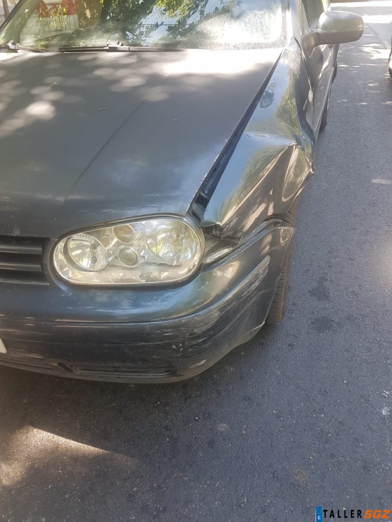 Golpe en aleta delantera izquierda de coche con daño grave.