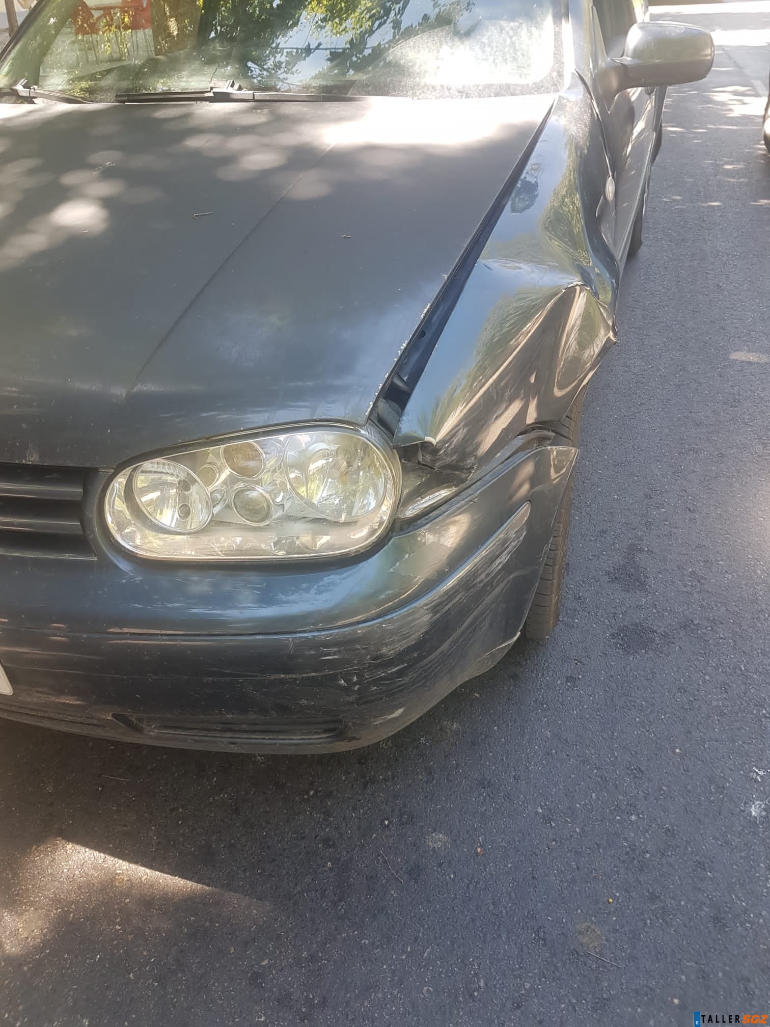 Golpe en aleta delantera izquierda de coche con daño grave.