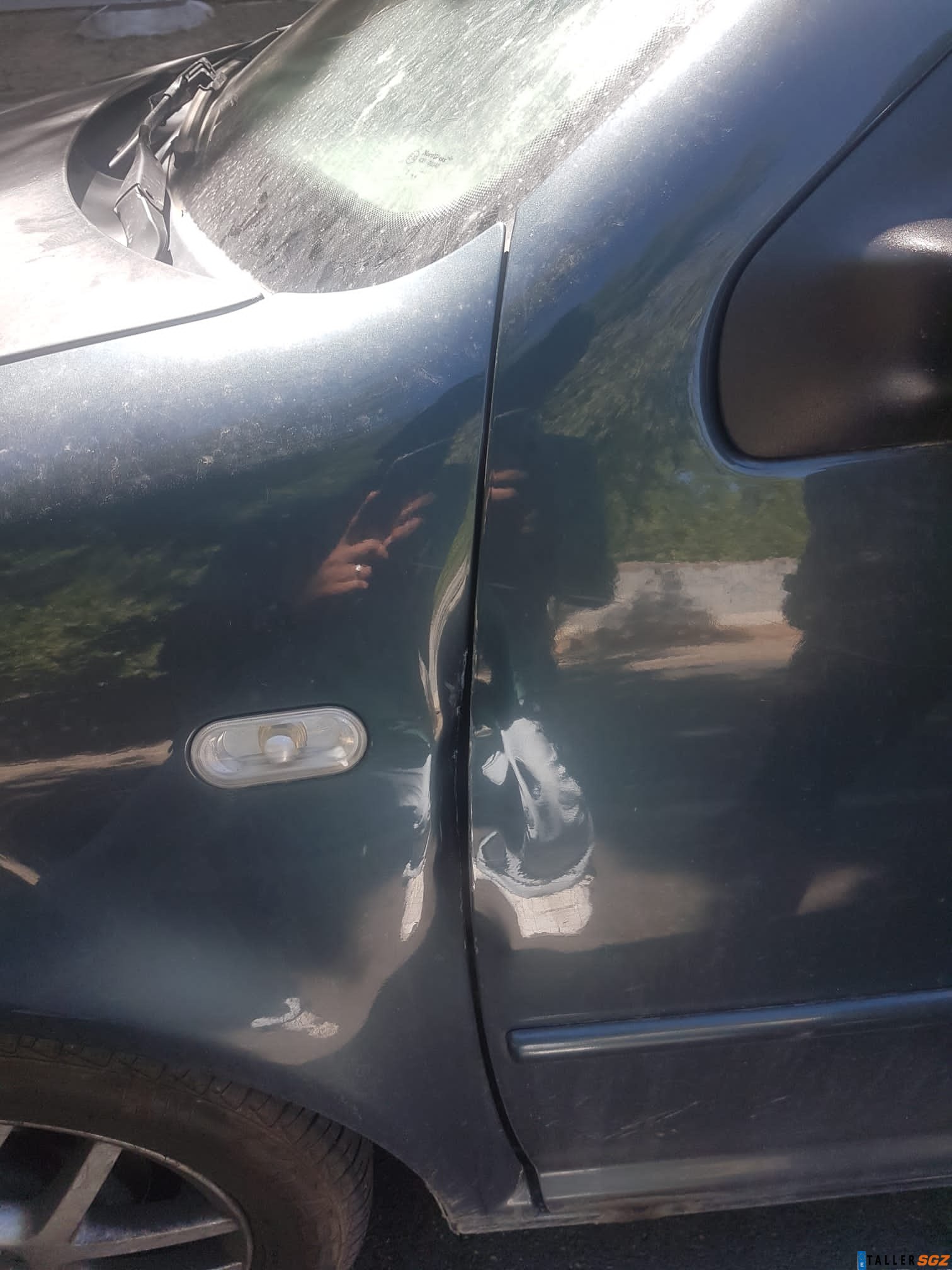 Daños entre aleta y puerta de coche