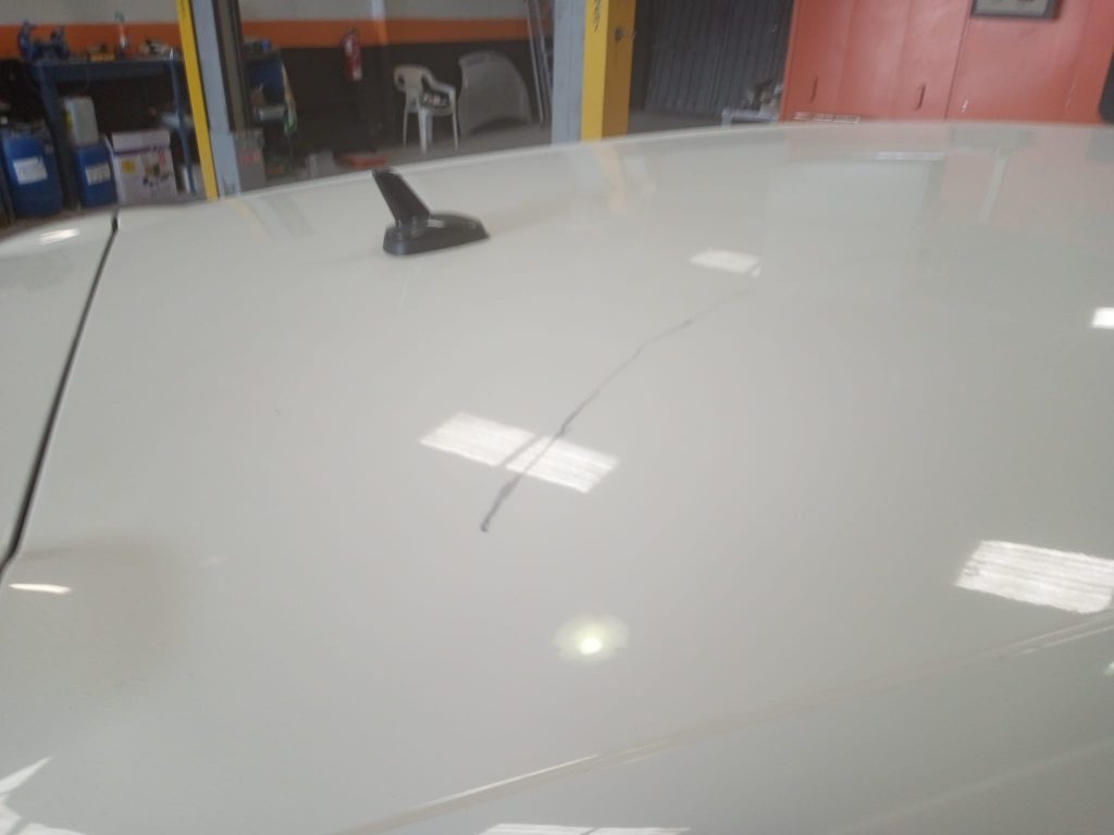 Pieza de vehículo pendiente de cambio de color. Chapa y pintura, y mecánica rápida para tu vehículo