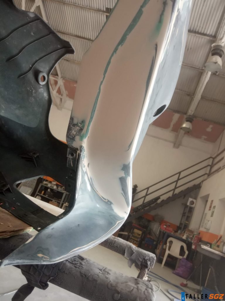 Carenado de motocicleta en proceso de reparación
