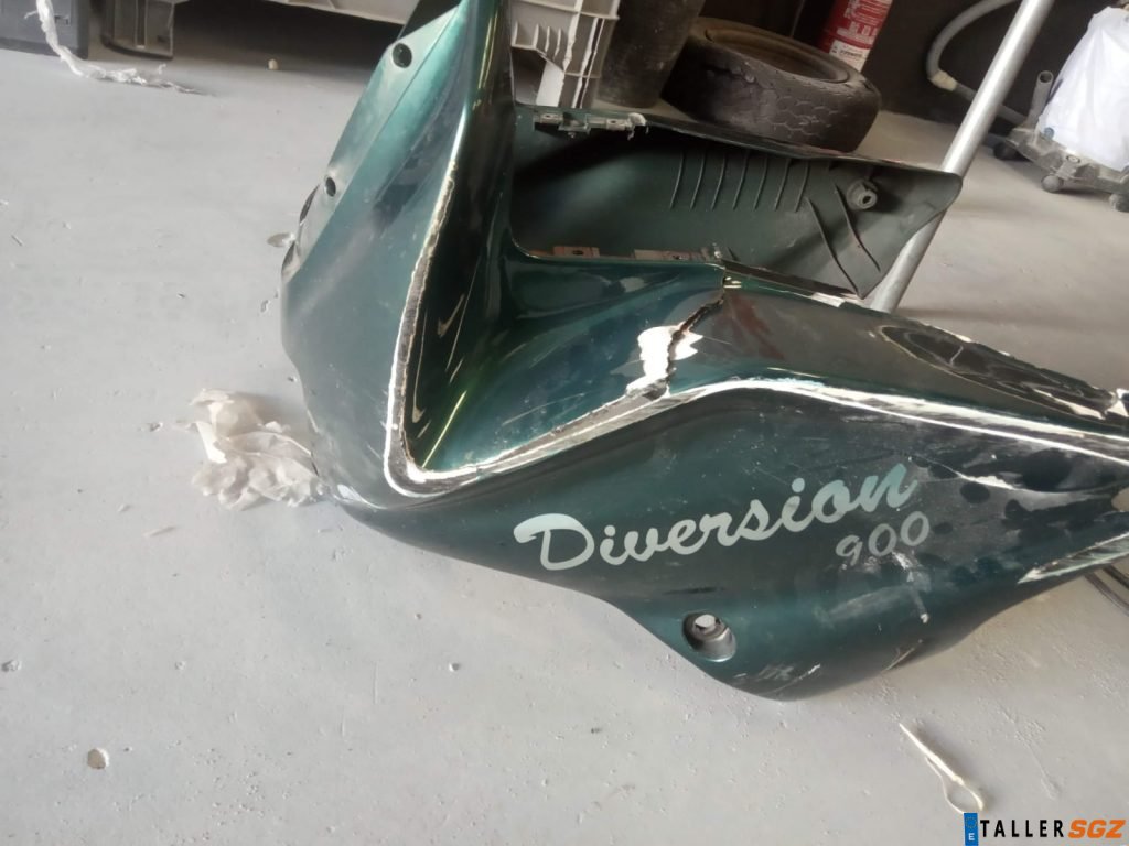 Carenado de motocicleta en proceso de reparación