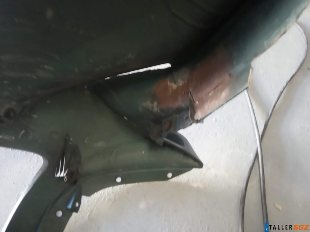 Carenado de motocicleta en proceso de reparación