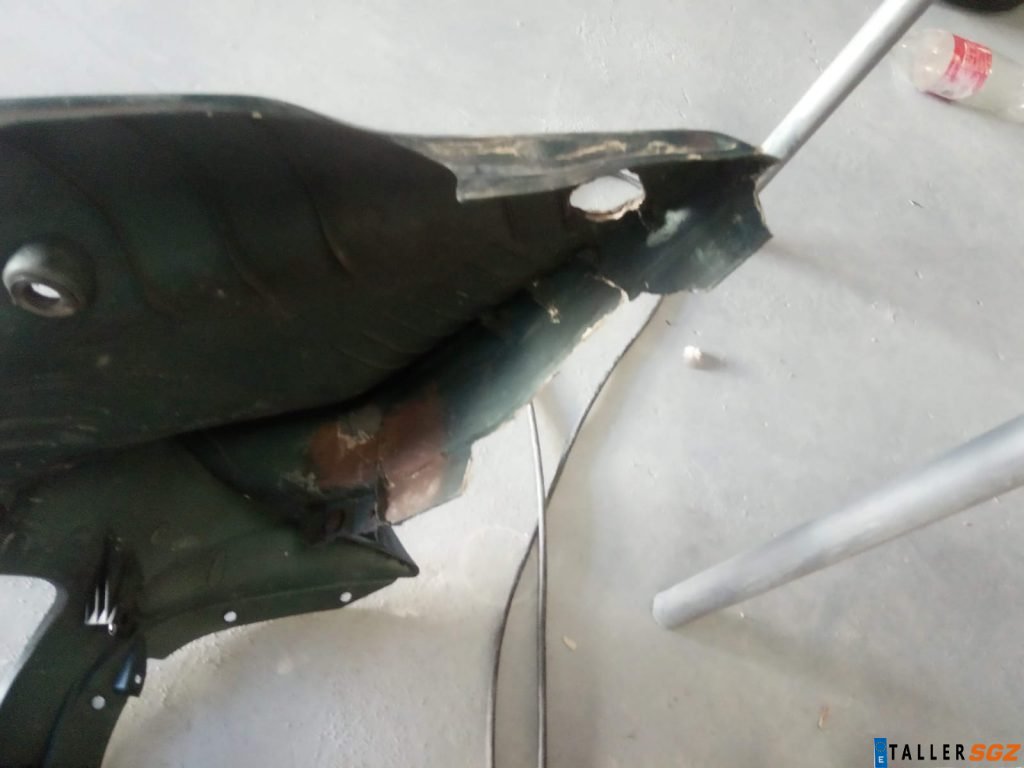 Carenado de motocicleta en proceso de reparación