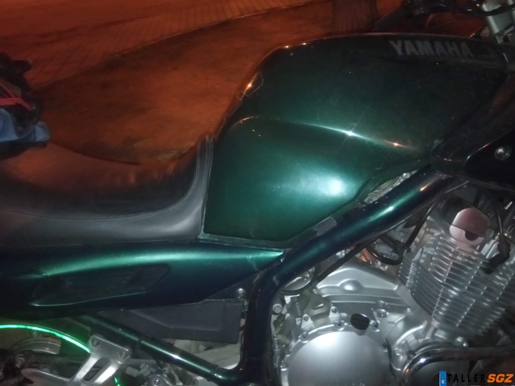 Carenado de motocicleta en proceso de montado
