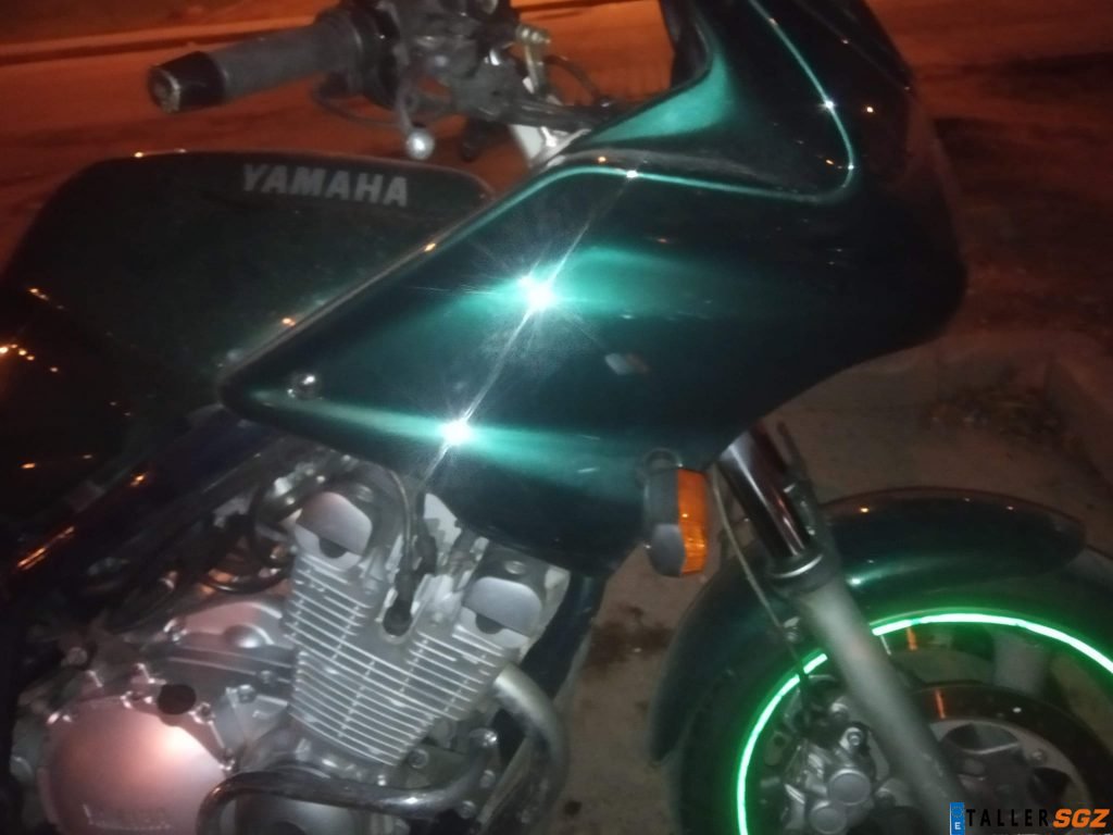Carenado de motocicleta en proceso de montado