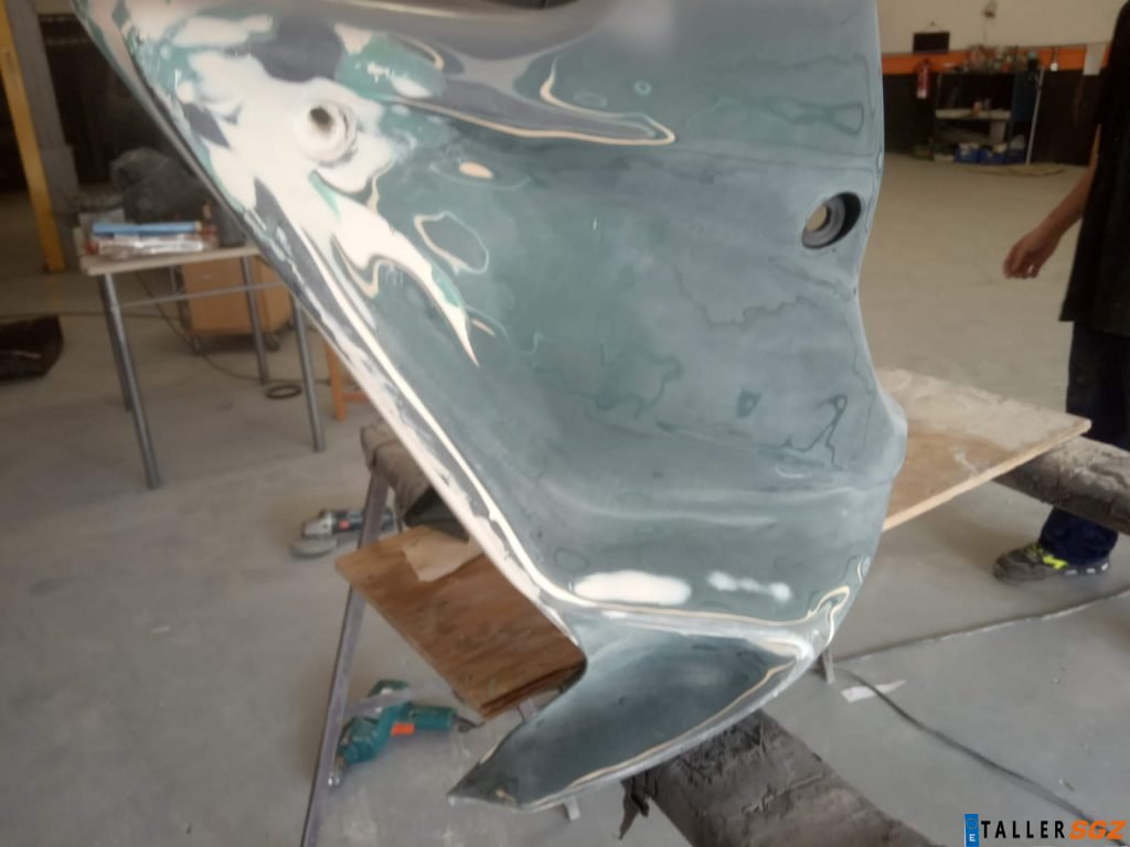 Carenado de motocicleta en proceso de reparación