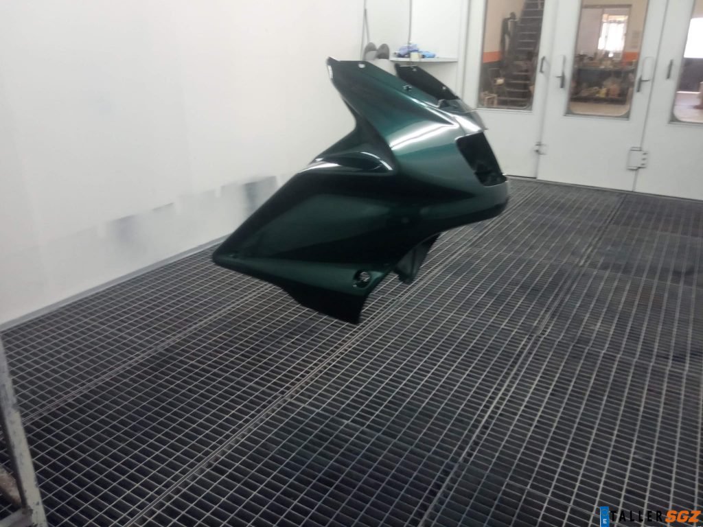 Carenado de motocicleta en proceso de pintado, lacado lateral derecho