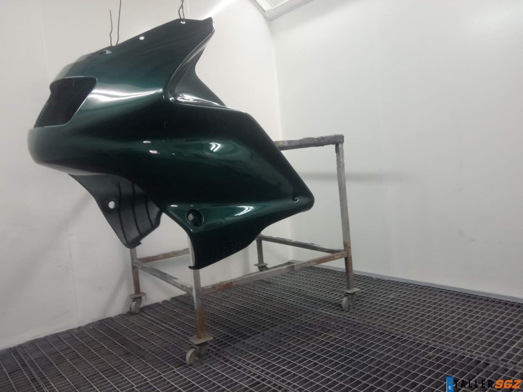 Carenado de motocicleta en proceso de pintado, lacado lateral izquierdo