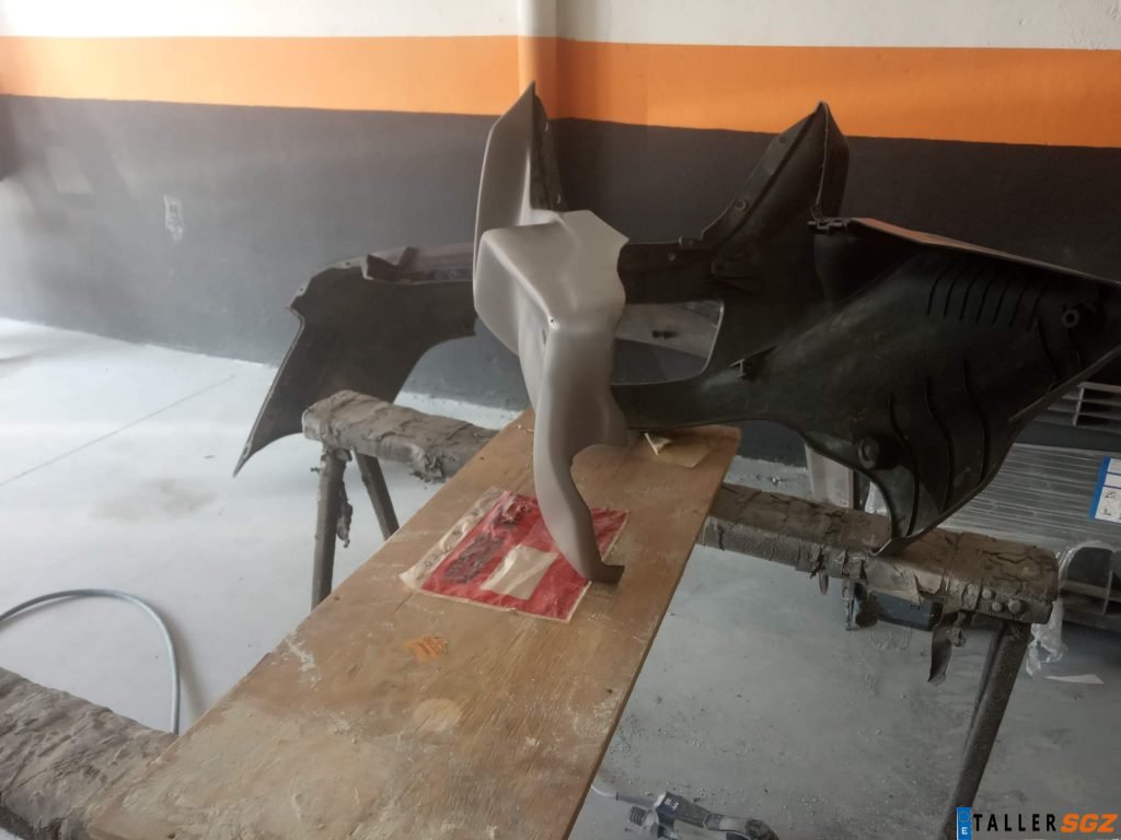 Carenado de motocicleta en proceso de reparación