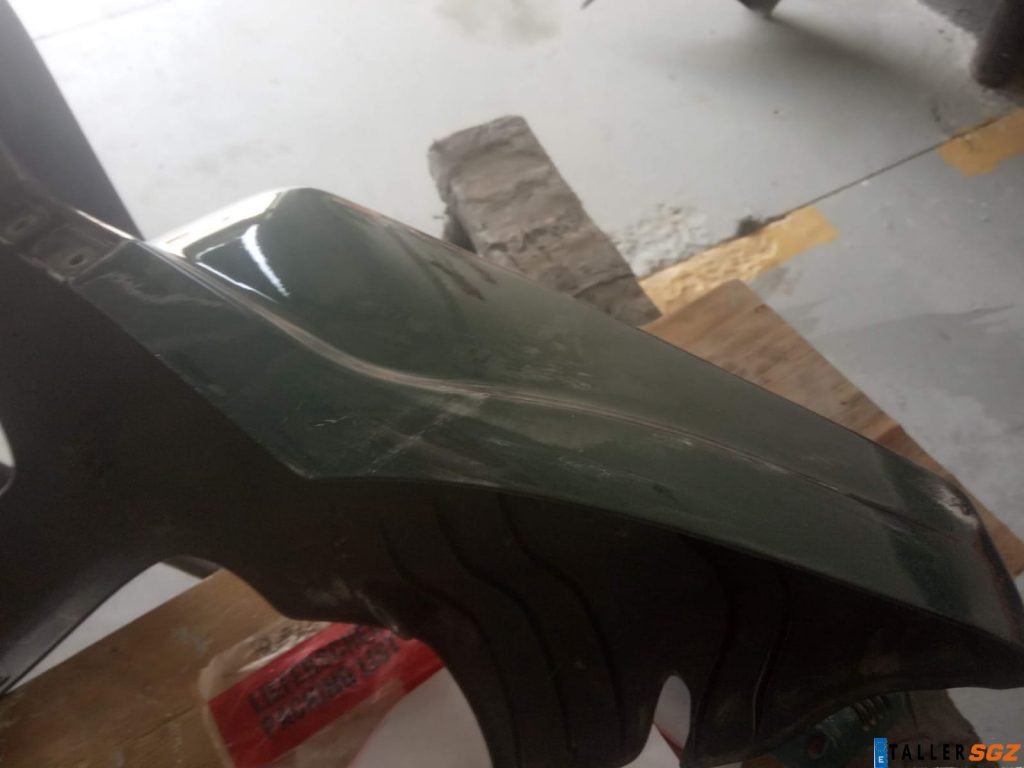 Carenado de motocicleta en proceso de reparación.