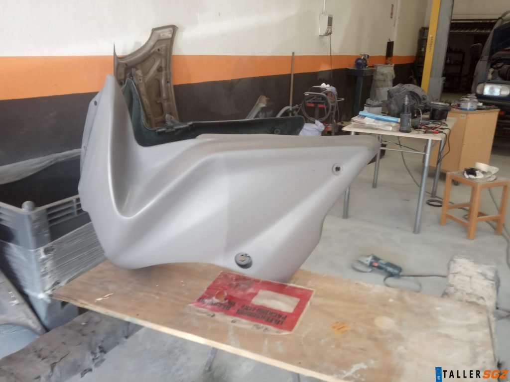 Carenado de motocicleta en proceso de reparación imprimación