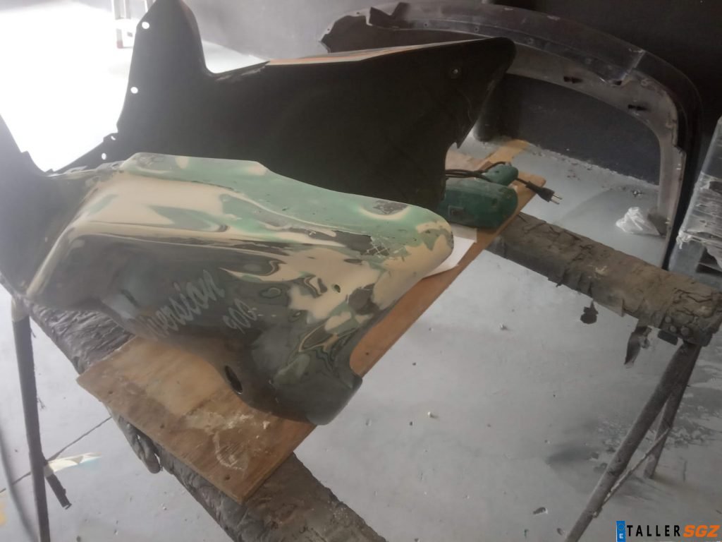 Carenado de motocicleta en proceso de reparación