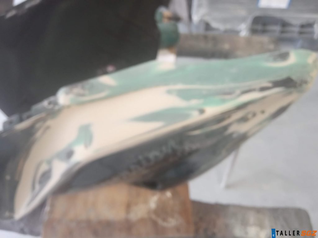 Carenado de motocicleta en proceso de reparación