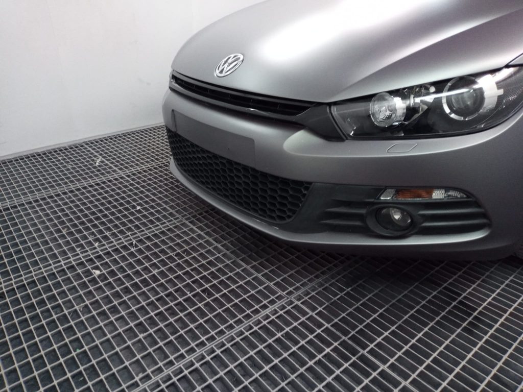 Cambio de color de vehículo frontal y lacado de faro izquiedo en Taller SGZ. Chapa y pintura, y mecánica rápida para tu vehículo