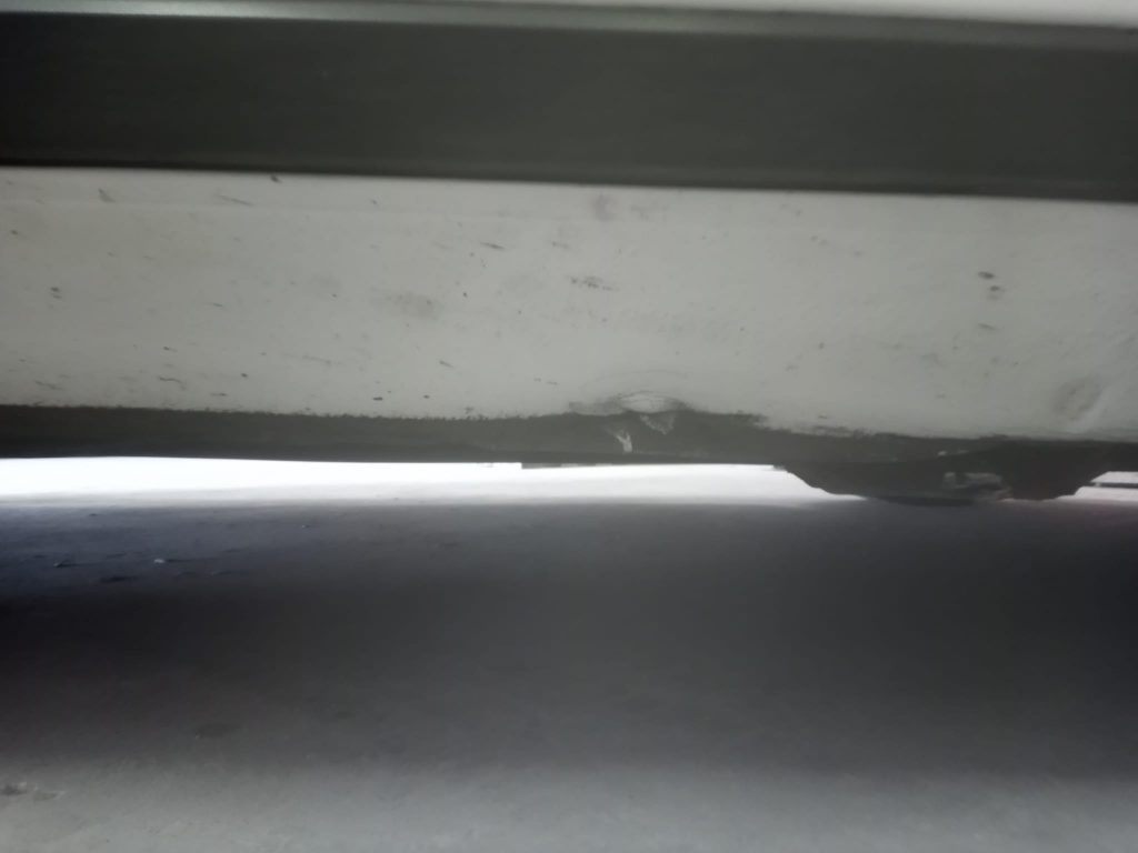 Pieza de vehículo pendiente de reparación y cambio de color. Chapa y pintura, y mecánica rápida para tu vehículo