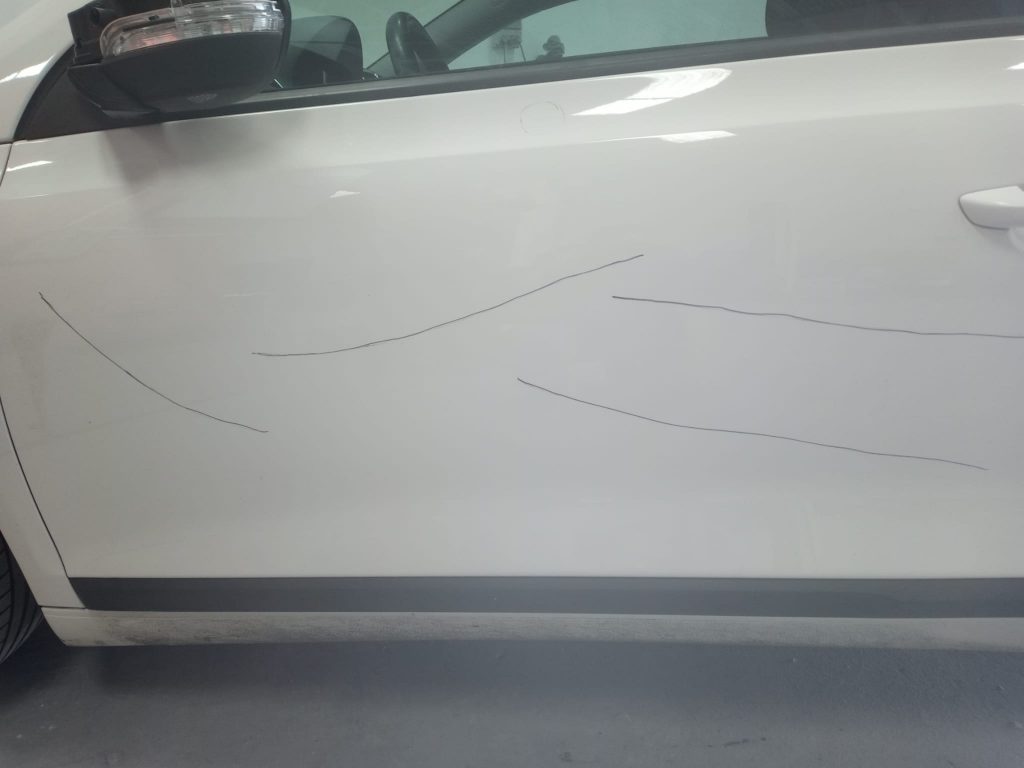 Vehículo pendiente de cambio de color. Chapa y pintura, y mecánica rápida para tu vehículo